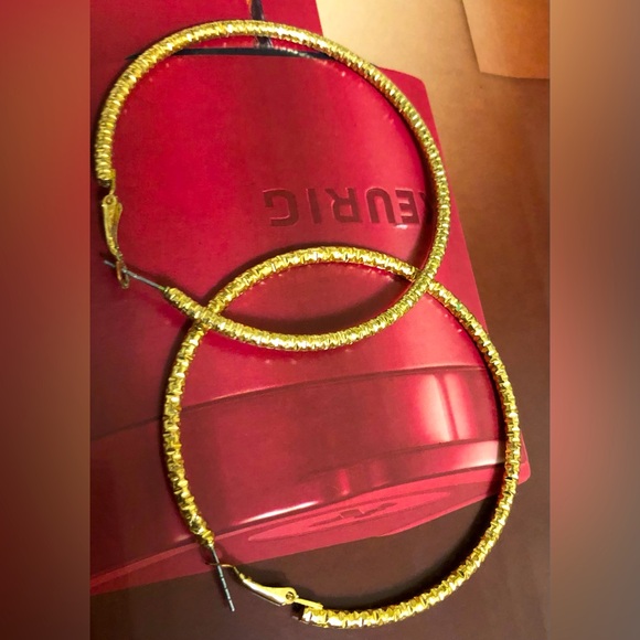 New! 14K Yellow Gold Matte Textured 2mm Tube Hoop Earrings NEW Size 40mm - Picture 3 of 6